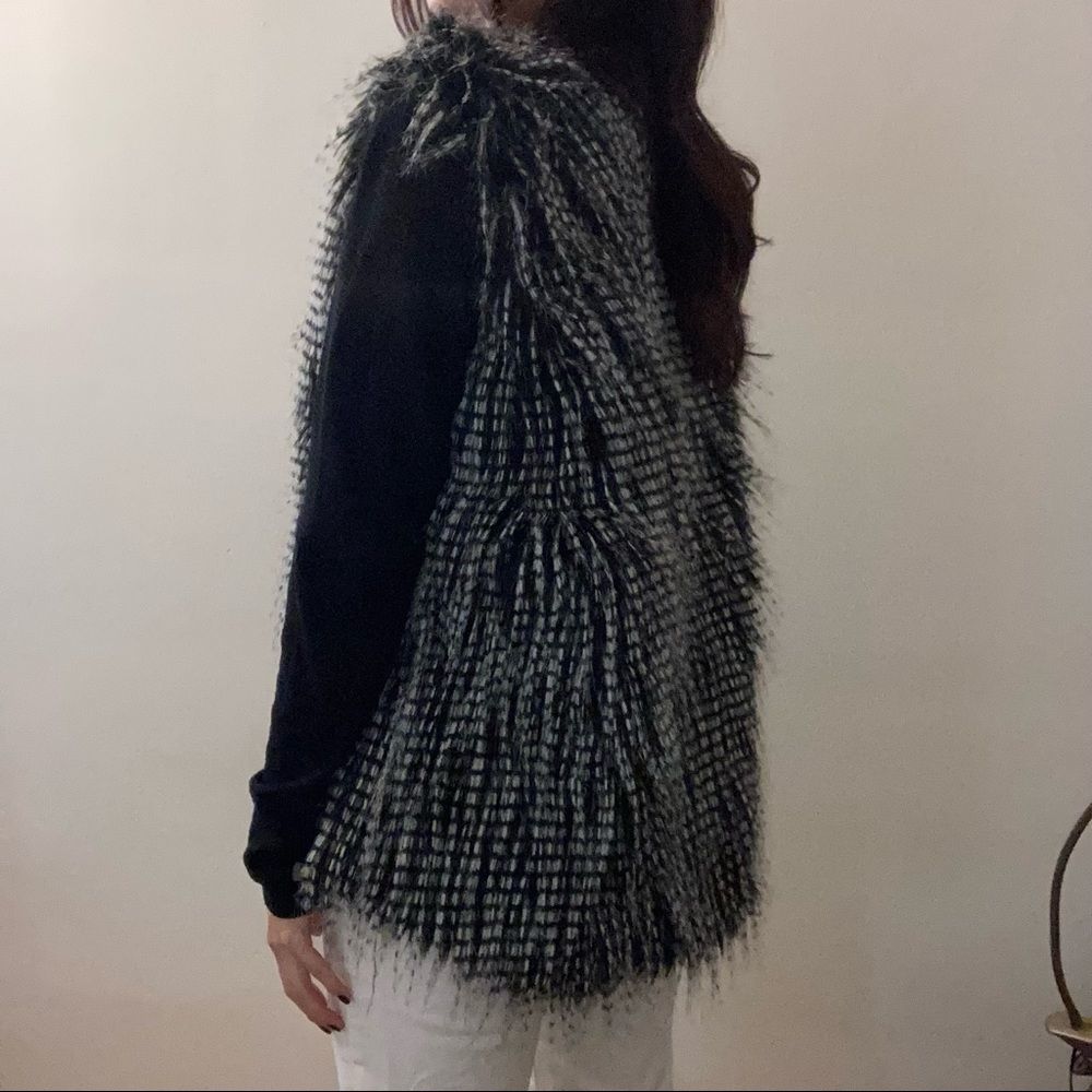 Black and White Patterned Fur Vest - Picture 4 of 4